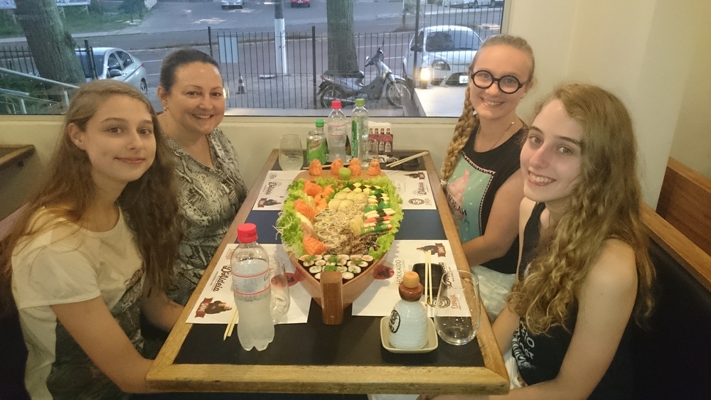 Austauschschülerin beim Sushi essen mit ihrer Gastfamilie in Brasilien